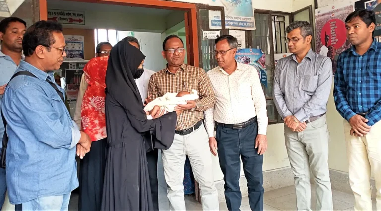 জামালপুরের সেই নবজাতক অবশেষে মায়ের কোলে ফিরল