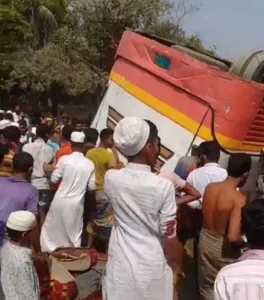 দুর্গাপুরে পিকনিকের বাস উল্টে মাদ্রাসাছাত্র নিহত 