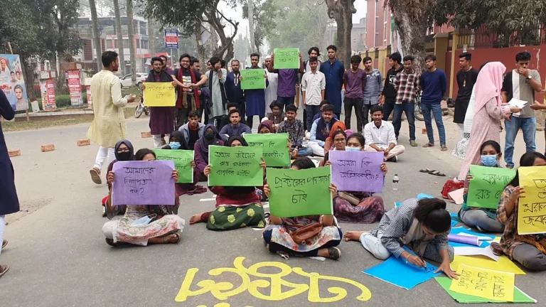 মোটরসাইকেল উল্টে শিক্ষার্থীর মৃত্যু কৃষি বিশ্ববিদ্যালয়ে সড়কের গর্তে