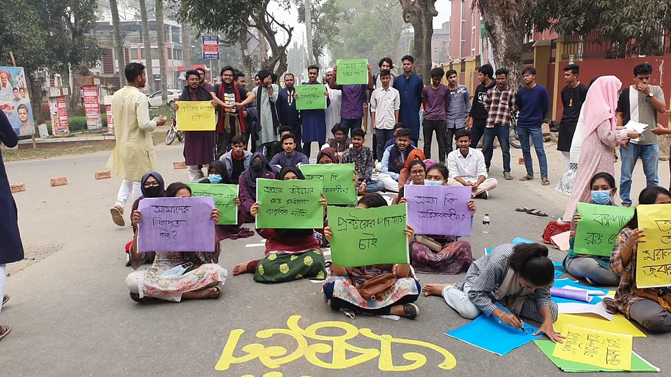 মোটরসাইকেল উল্টে শিক্ষার্থীর মৃত্যু কৃষি বিশ্ববিদ্যালয়ে সড়কের গর্তে