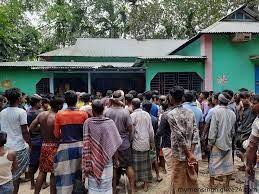 তরুণকে ছুরিকাঘাত করে জনরোষের মুখে শিক্ষক পুলিশের সহায়তায় উদ্ধার-1